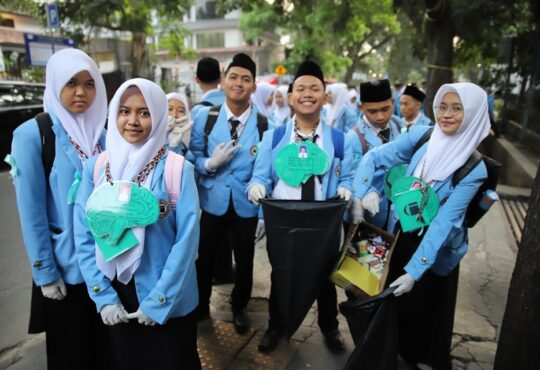 Eco Green Campus FK Unisba Dimulai dari Aksi Pungut Sampah, Mahasiswa Baru Didorong Peduli Lingkungan